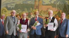 Herr Hartung: Herr Helmut Götz MGV St. Peter, Herr Klaus Peter Theisges MGV Oberied, Herr Gebhard Imhof MGV Zarten. 50 Jahre Singen.
(G. Lauby Stellv. Chorg. Dreisamtal)